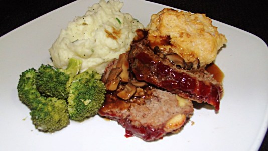 Meatloaf-Mashed-Potato-Brocoli-Mushroom-Gravy
